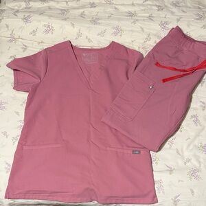 Figs Chalk Pink Casma Three-Pocket Scrub Top and Kade Cargo Pants Size Small